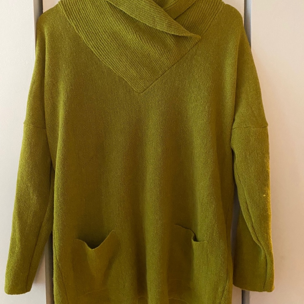 Green tunic sweater, shawl collar, front pockets